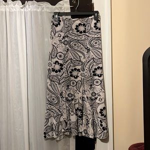 Jessica Taylor NYC, fitted black/white patterned polyester/spandex skirt. Small